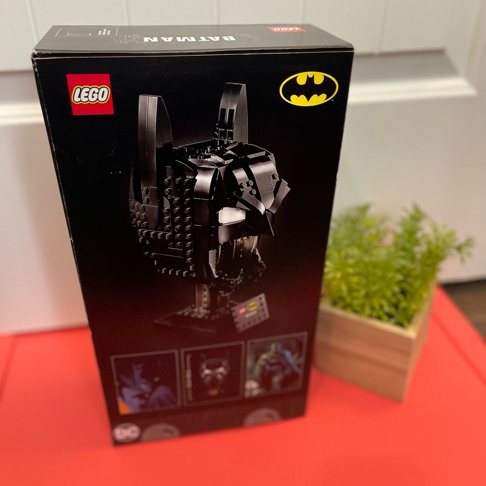 LEGO DC Batman:Cowl 76182 collectible cowl build kit (410 pieces) New in box!
